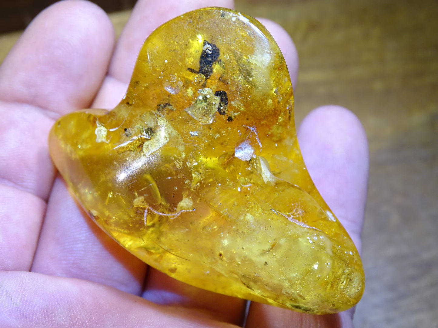 Baltic Sea Amber, 65mm x 48x 27mm - 31.2 grams. Very good quality, superb piece of good size with inclusions!