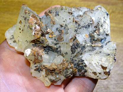 Calcite avec inclusions* de 87x90x35mm - 229,6 grammes. Magnifique pièce de minéralogie !