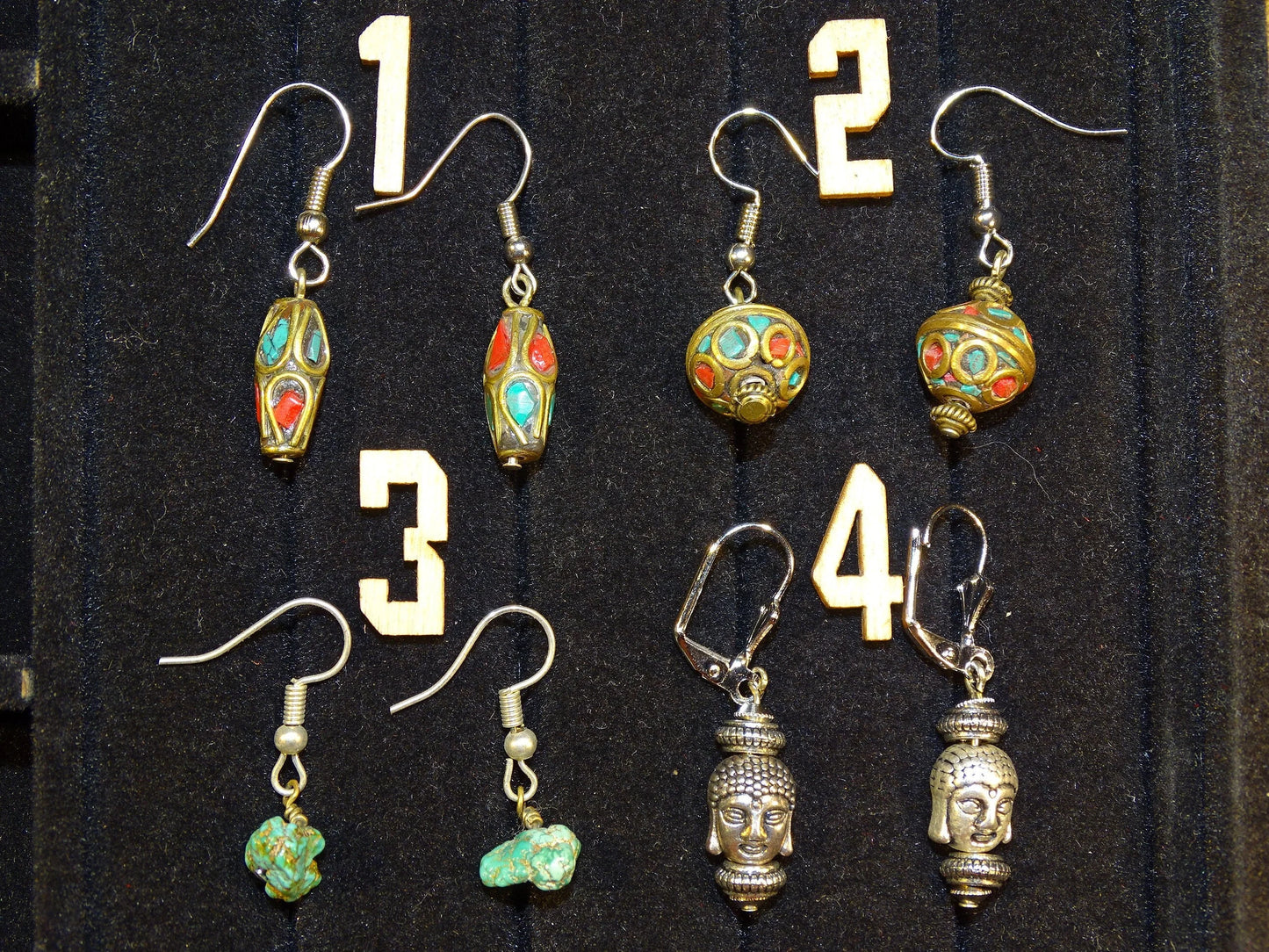 Boucles d'oreilles en perles d'Inde ( corail rouge et turquoise) sur tige en métal. Vendu en finition Argent 0.925, laiton ton argent ou doré, parfait !