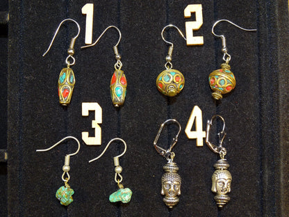 Boucles d'oreilles en perles d'Inde ( corail rouge et turquoise) sur tige en métal. Vendu en finition Argent 0.925, laiton ton argent ou doré, parfait !