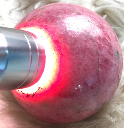 sphère en Rhodonite, pièce unique de 60 millimètres, de 445 grammes. Magnifique qualité, superbe couleur ! Parfait pour la lithothérapie, collection, exposition...!