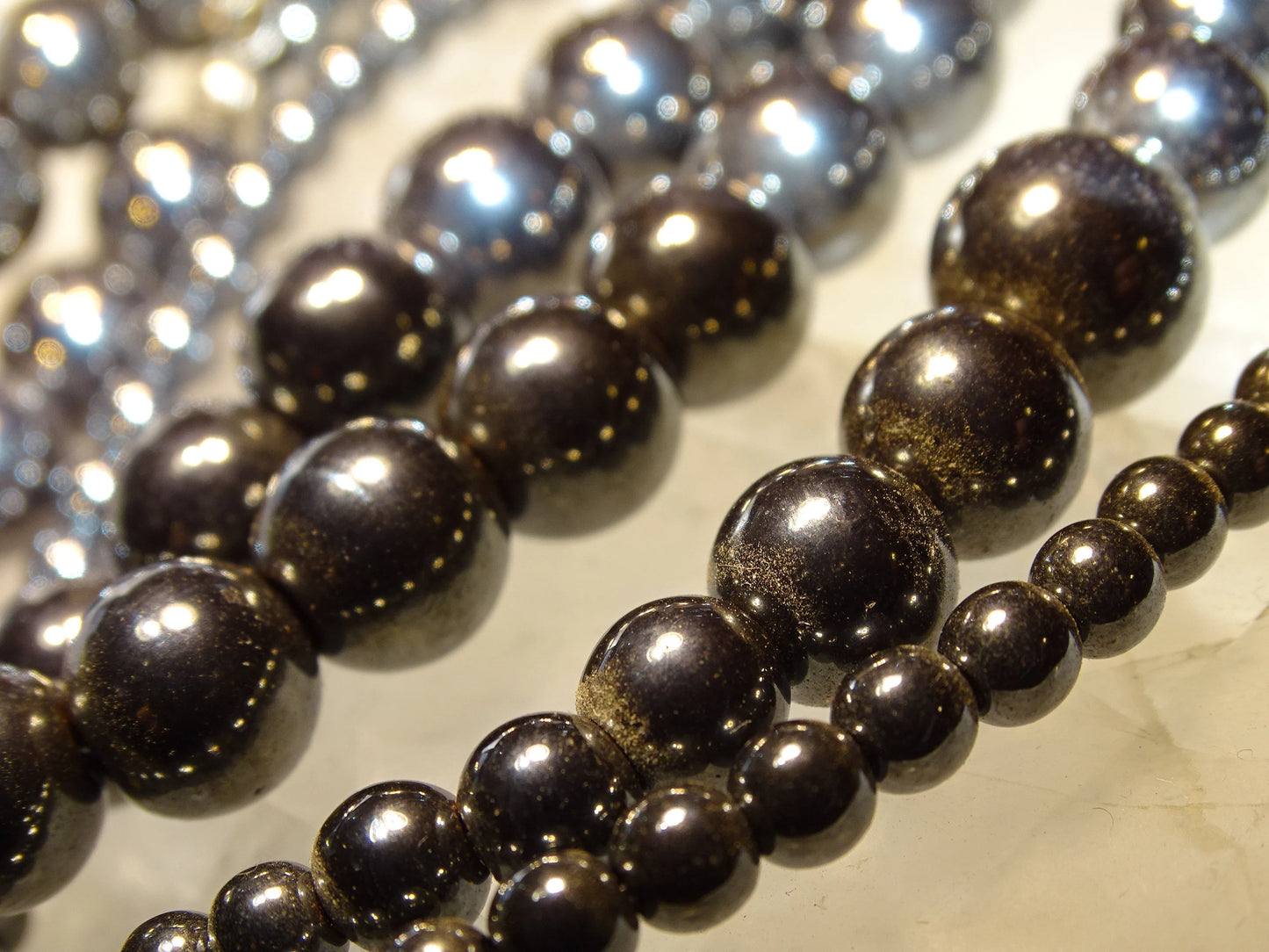 Hematite, round beads of 4, 6, 8 or 10 mm. Sold in 38/39 cm bead strand, in 17 to 21 cm bracelet, in 45 cm necklace or 60 cm sautoir. AA to AAA quality, superb beads, beautiful purity, perfect!
