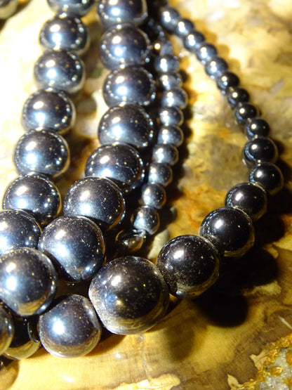 Hematite, round beads of 4, 6, 8 or 10 mm. Sold in 38/39 cm bead strand, in 17 to 21 cm bracelet, in 45 cm necklace or 60 cm sautoir. AA to AAA quality, superb beads, beautiful purity, perfect!
