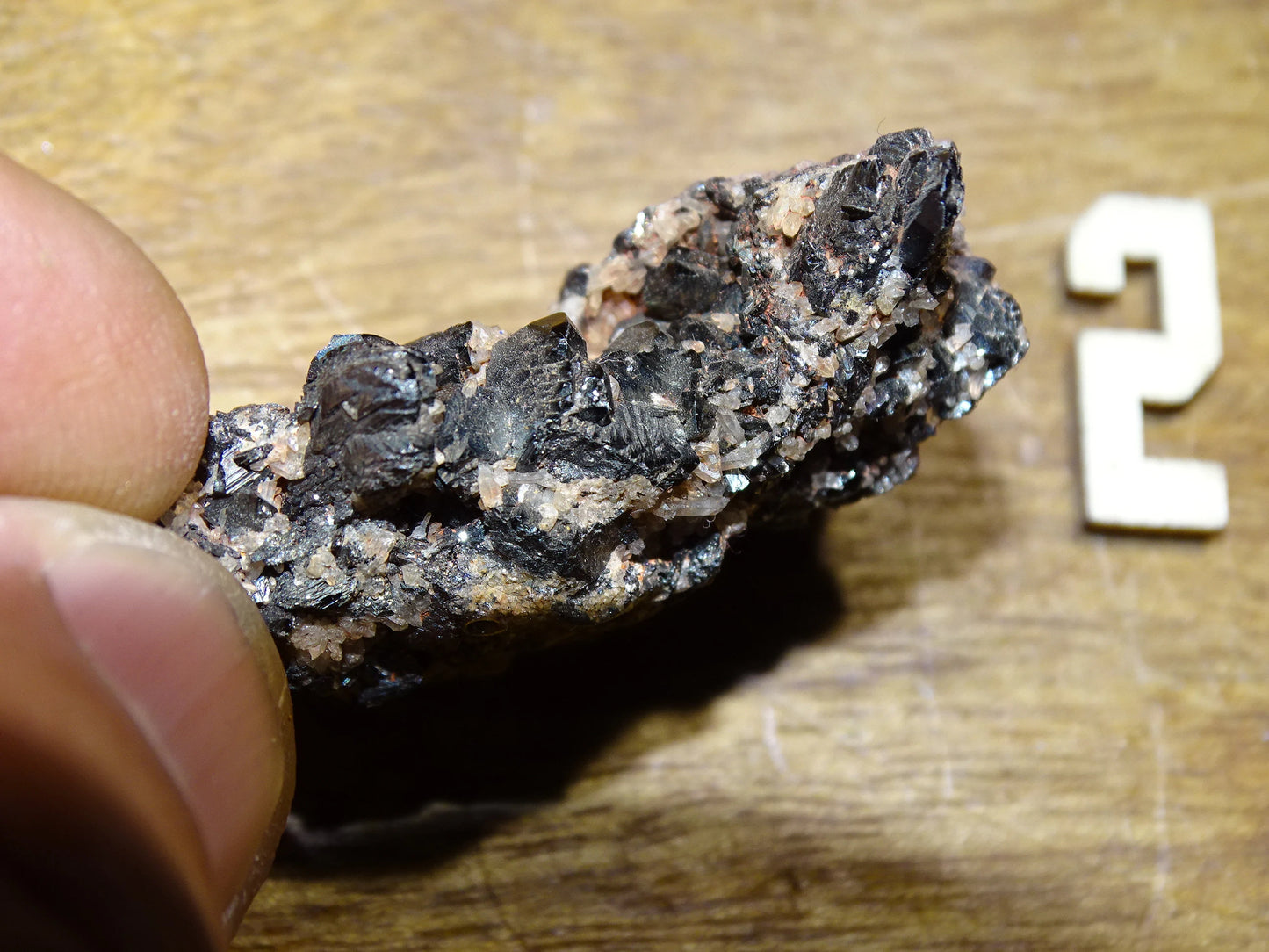Grenat Mélanite - Spécimens bruts et naturels de 50mm x 30 x 20 environ - 20 et 25 grammes !