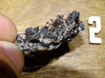 Grenat Mélanite - Spécimens bruts et naturels de 50mm x 30 x 20 environ - 20 et 25 grammes !