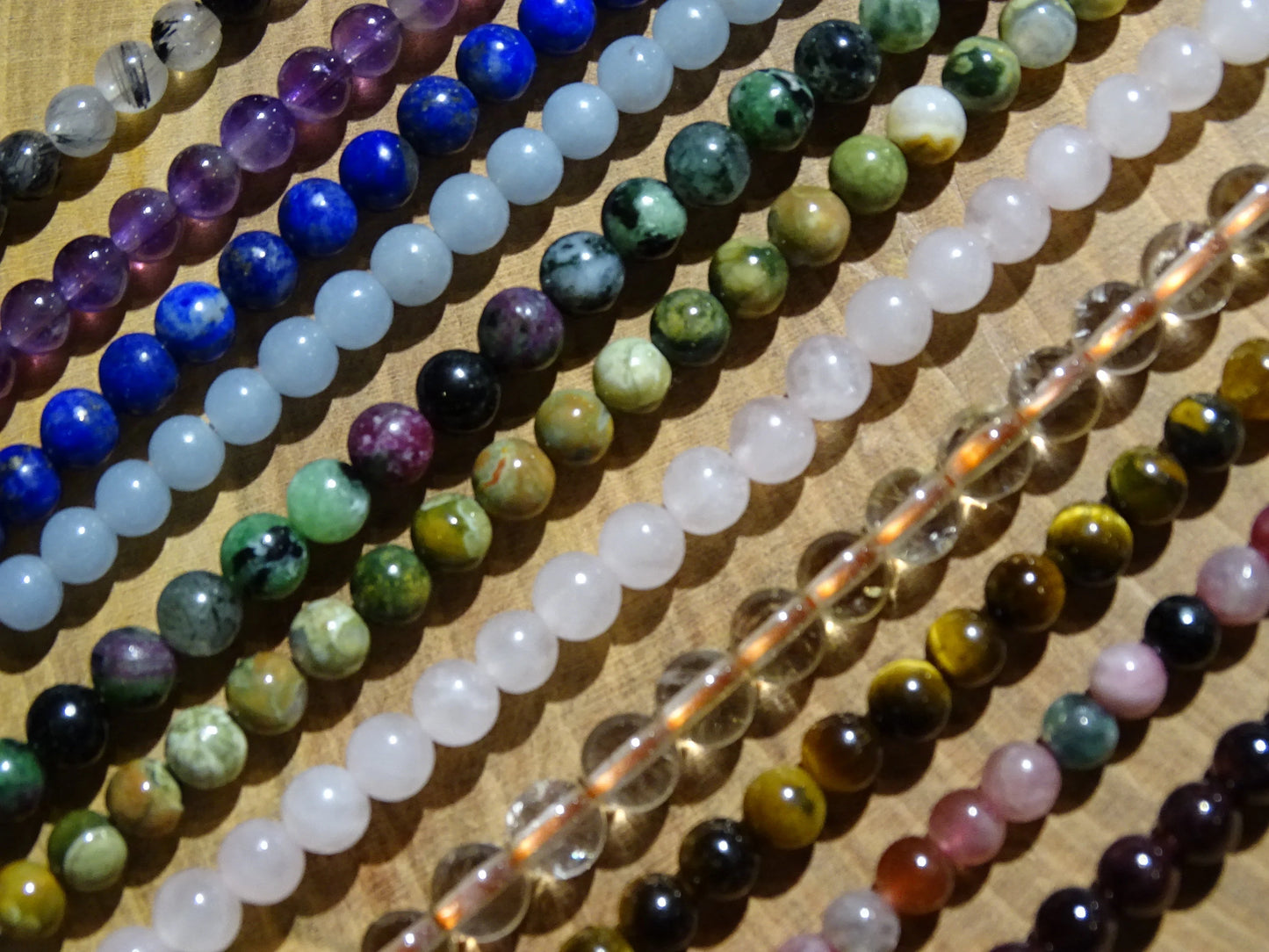 Concept de colliers de 50cm qui se plie en 3 pour faire un bracelet de 3 rangs. Perles de 4, 6 ou 8 mm.Trés ingénieux concept 'fait main' par Gem & Zen. Monté sur élastique de haute résistance, trés bonne qualité de perlage, parfait !
