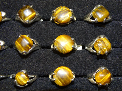 Bague en Œil de tigre, sélection de divers modèles au choix. Faites en laiton couleur Argent. Superbe pierre aux reflets irisés ! Taille repérées de 53 à 61 Fr. (voir photo)
