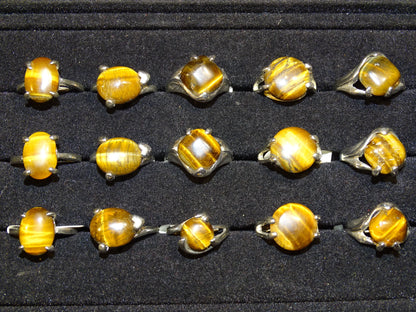 Bague en Œil de tigre, sélection de divers modèles au choix. Faites en laiton couleur Argent. Superbe pierre aux reflets irisés ! Taille repérées de 53 à 61 Fr. (voir photo)