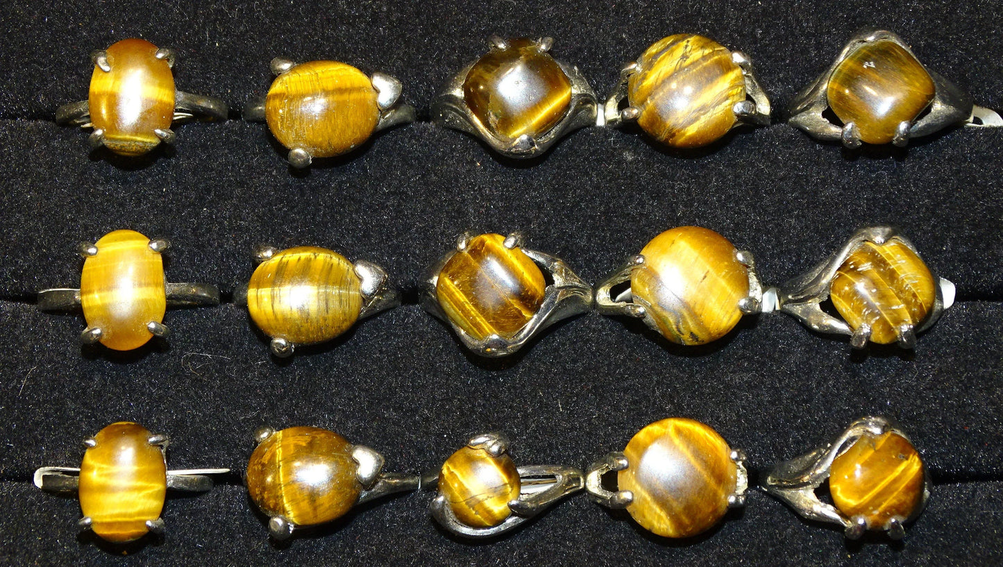 Bague en Œil de tigre, sélection de divers modèles au choix. Faites en laiton couleur Argent. Superbe pierre aux reflets irisés ! Taille repérées de 53 à 61 Fr. (voir photo)