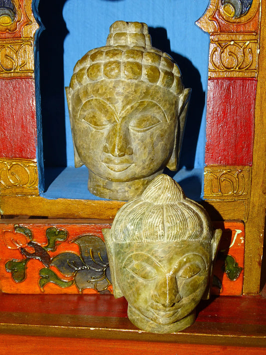 Selection of 2 Buddha Heads, old pieces, carved in Jadeite type stone, XL size 8 and 11 centimeters high - Superb piece mounted on a wooden base, magnificent!