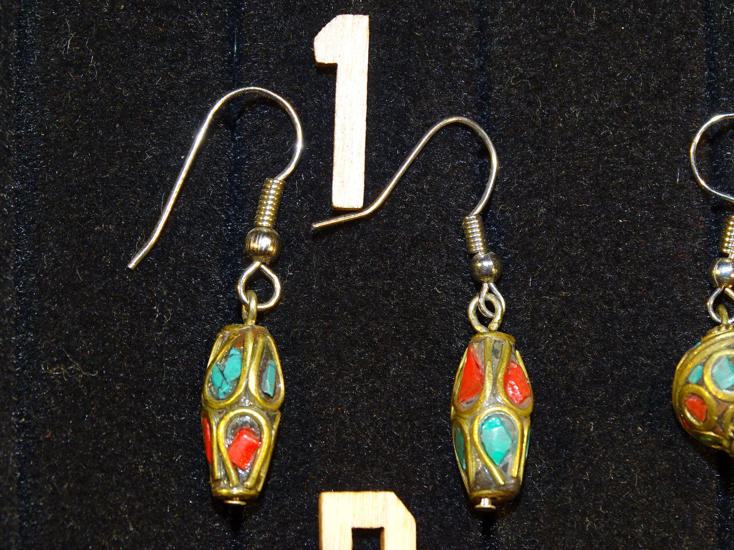 Boucles d'oreilles en perles d'Inde ( corail rouge et turquoise) sur tige en métal. Vendu en finition Argent 0.925, laiton ton argent ou doré, parfait !
