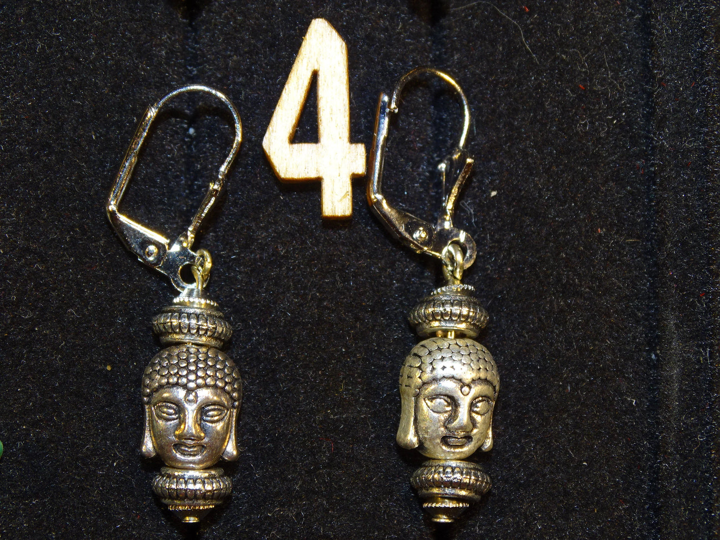 Boucles d'oreilles en perles d'Inde ( corail rouge et turquoise) sur tige en métal. Vendu en finition Argent 0.925, laiton ton argent ou doré, parfait !