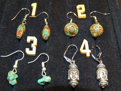 Boucles d'oreilles en perles d'Inde ( corail rouge et turquoise) sur tige en métal. Vendu en finition Argent 0.925, laiton ton argent ou doré, parfait !