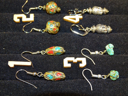 Boucles d'oreilles en perles d'Inde ( corail rouge et turquoise) sur tige en métal. Vendu en finition Argent 0.925, laiton ton argent ou doré, parfait !
