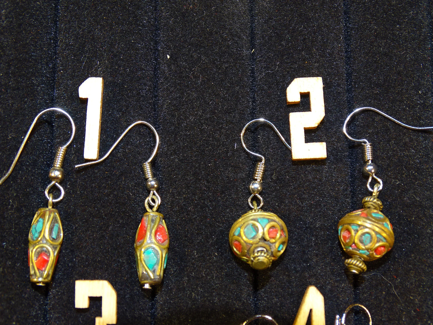Boucles d'oreilles en perles d'Inde ( corail rouge et turquoise) sur tige en métal. Vendu en finition Argent 0.925, laiton ton argent ou doré, parfait !