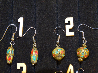 Boucles d'oreilles en perles d'Inde ( corail rouge et turquoise) sur tige en métal. Vendu en finition Argent 0.925, laiton ton argent ou doré, parfait !