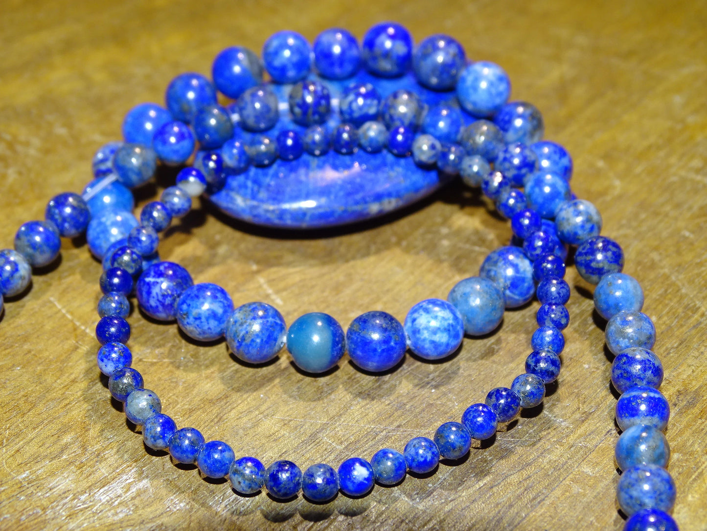 Lapis lazuli, perles rondes de 4, 6, 8 ou 10 mm. Vendu en fil de perle 38/39 cm, en bracelet de 17 à 21cm, en collier de 45 ou sautoir de 60cm. Qualité AA à AAA, superbes perles !