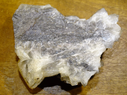 Calcite avec inclusions* de 87x90x35mm - 229,6 grammes. Magnifique pièce de minéralogie !