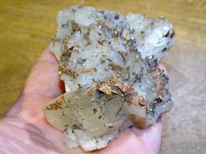 Calcite avec inclusions* de 87x90x35mm - 229,6 grammes. Magnifique pièce de minéralogie !