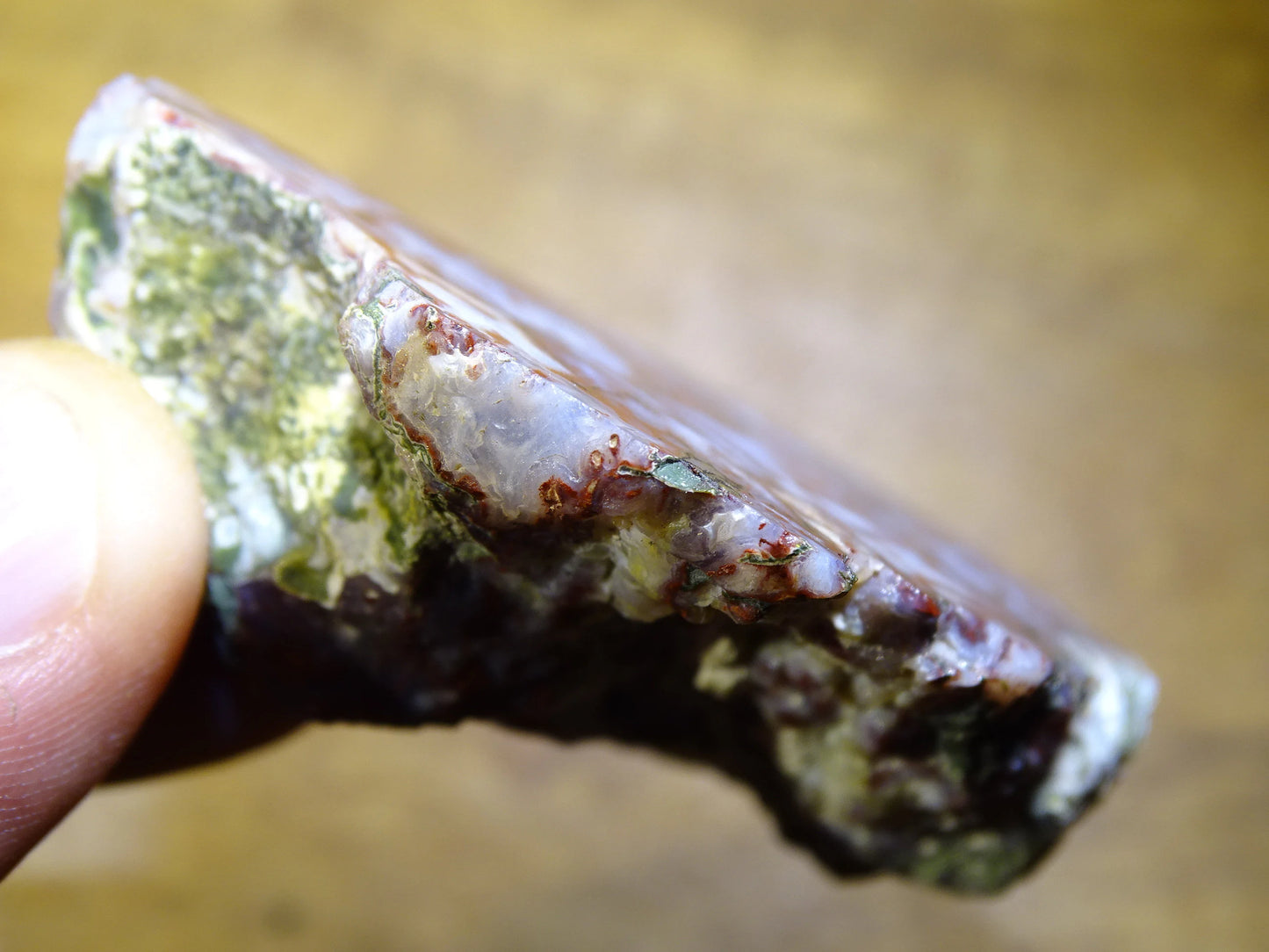 Agate mousse, magnifique spécimen de 64 x 47 x 22 mm - 61 grammes environ. Des dessins et couleurs rares et uniques !
