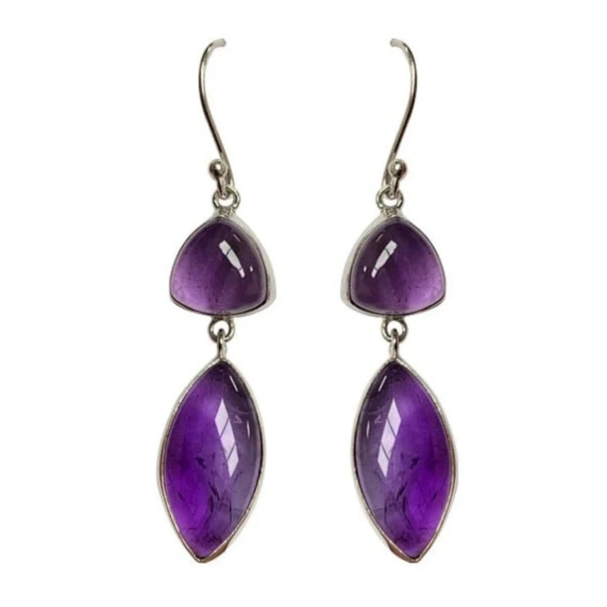 Boucles d'oreilles en Améthyste, cabochon sertis en formes de 'triangle navette', qualité AA à AAA. Vendu en finition Argent, parfait !