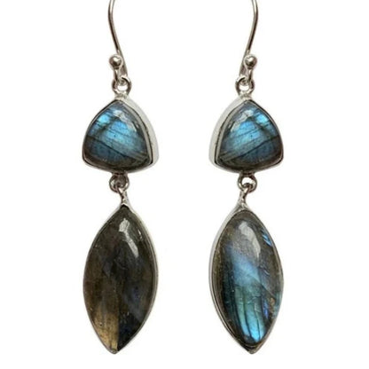 Boucles d'oreilles en Labradorite, cabochon sertis en formes de 'triangle navette', qualité AA à AAA. Vendu en finition Argent, parfait !