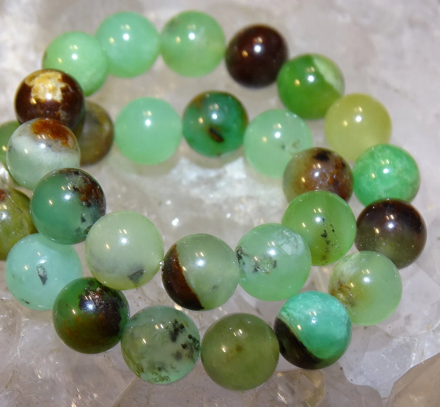 Chrysoprase, perles rondes de 6 et 8 mm, vendu en : fil de perle 38/39 cm, en bracelet de 17 à 21cm, en collier de 45 ou sautoir de 60cm. Qualité AA à AAA, superbes perles !