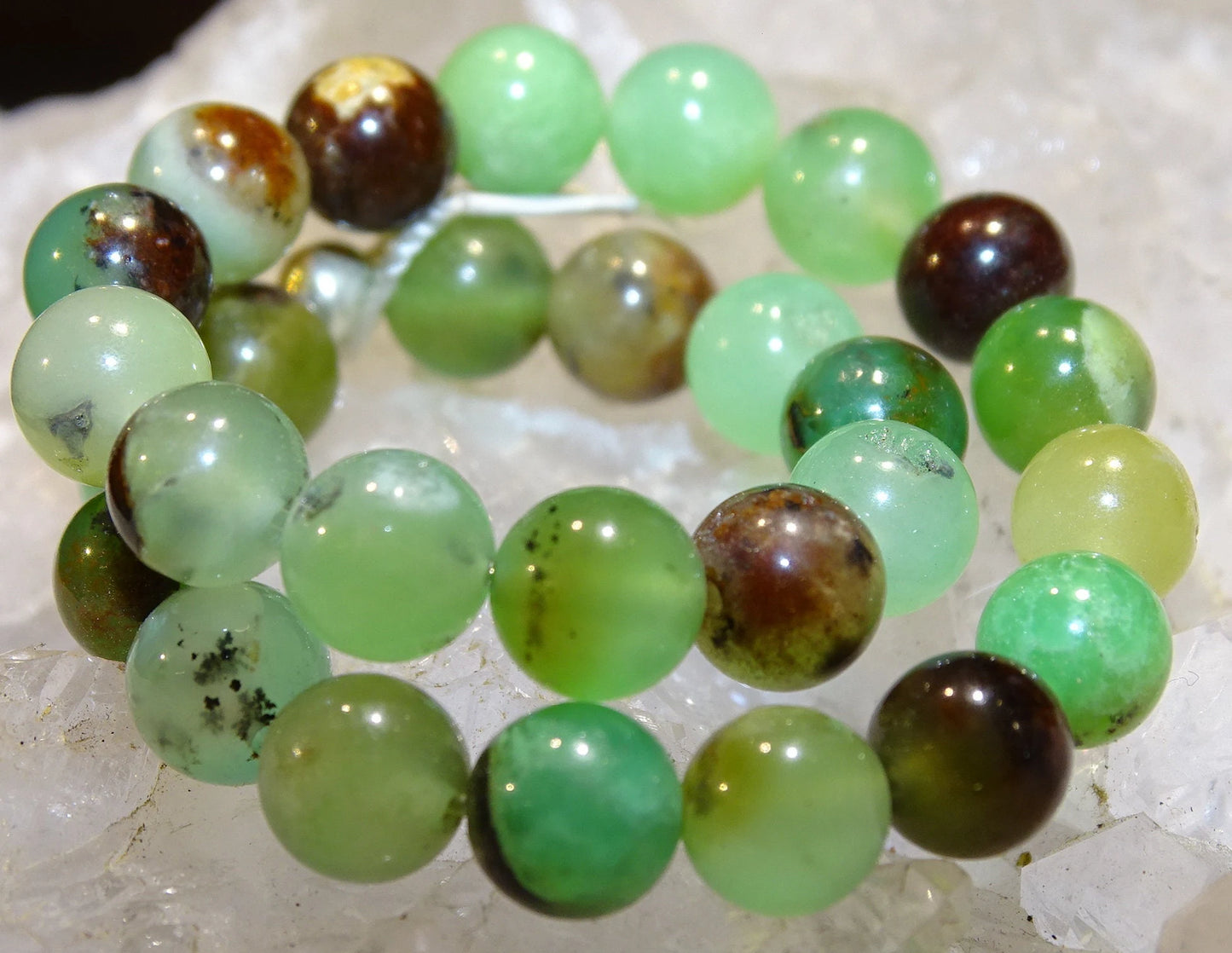 Chrysoprase, perles rondes de 6 et 8 mm, vendu en : fil de perle 38/39 cm, en bracelet de 17 à 21cm, en collier de 45 ou sautoir de 60cm. Qualité AA à AAA, superbes perles !