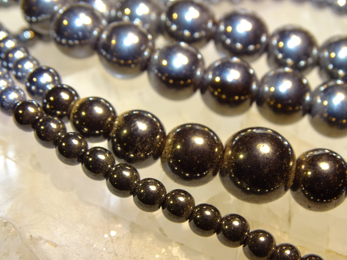Hematite, round beads of 4, 6, 8 or 10 mm. Sold in 38/39 cm bead strand, in 17 to 21 cm bracelet, in 45 cm necklace or 60 cm sautoir. AA to AAA quality, superb beads, beautiful purity, perfect!