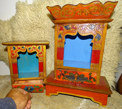 Sélection d'Autel en bois avec tiroir, peint à la main au Népal. 2 modèles au choix : 16.5x22x14 cm ou 36x22x9. Très belle qualité, motifs typiques !