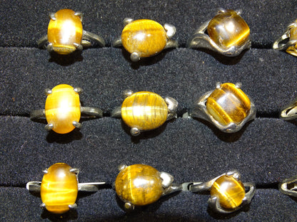 Bague en Œil de tigre, sélection de divers modèles au choix. Faites en laiton couleur Argent. Superbe pierre aux reflets irisés ! Taille repérées de 53 à 61 Fr. (voir photo)