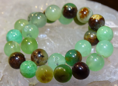 Chrysoprase, perles rondes de 6 et 8 mm, vendu en : fil de perle 38/39 cm, en bracelet de 17 à 21cm, en collier de 45 ou sautoir de 60cm. Qualité AA à AAA, superbes perles !