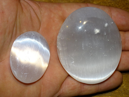 Sélénite - Galets au choix de 40 x 30 x 15mm ou de 70 x 50 x 20 !