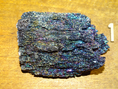 Silicium – Spécimens bruts et naturels. Chaque pièce dévoile ses reflets métalliques uniques, disponibles en plusieurs tailles.