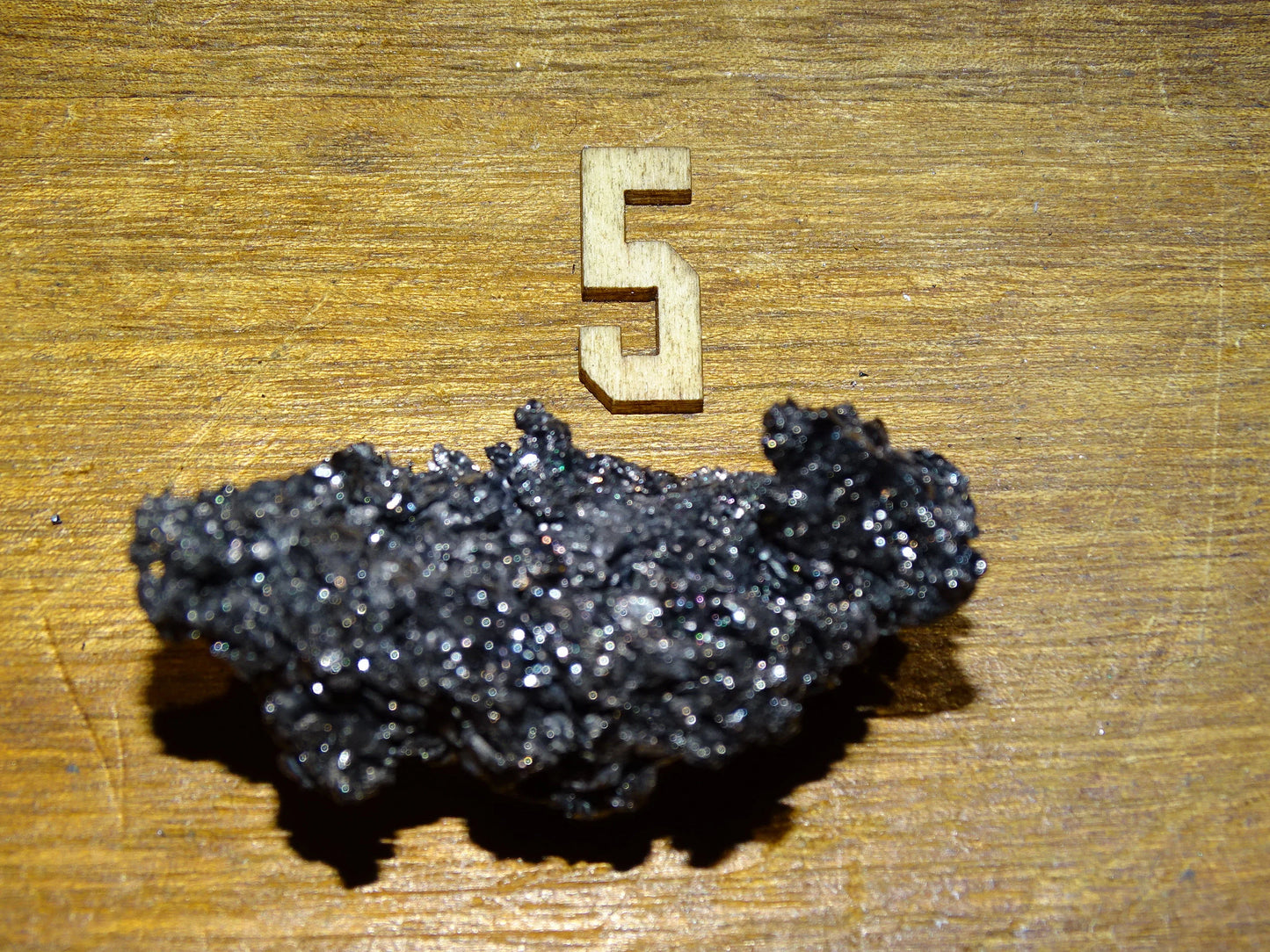 Silicium – Spécimens bruts et naturels. Chaque pièce dévoile ses reflets métalliques uniques, disponibles en plusieurs tailles.