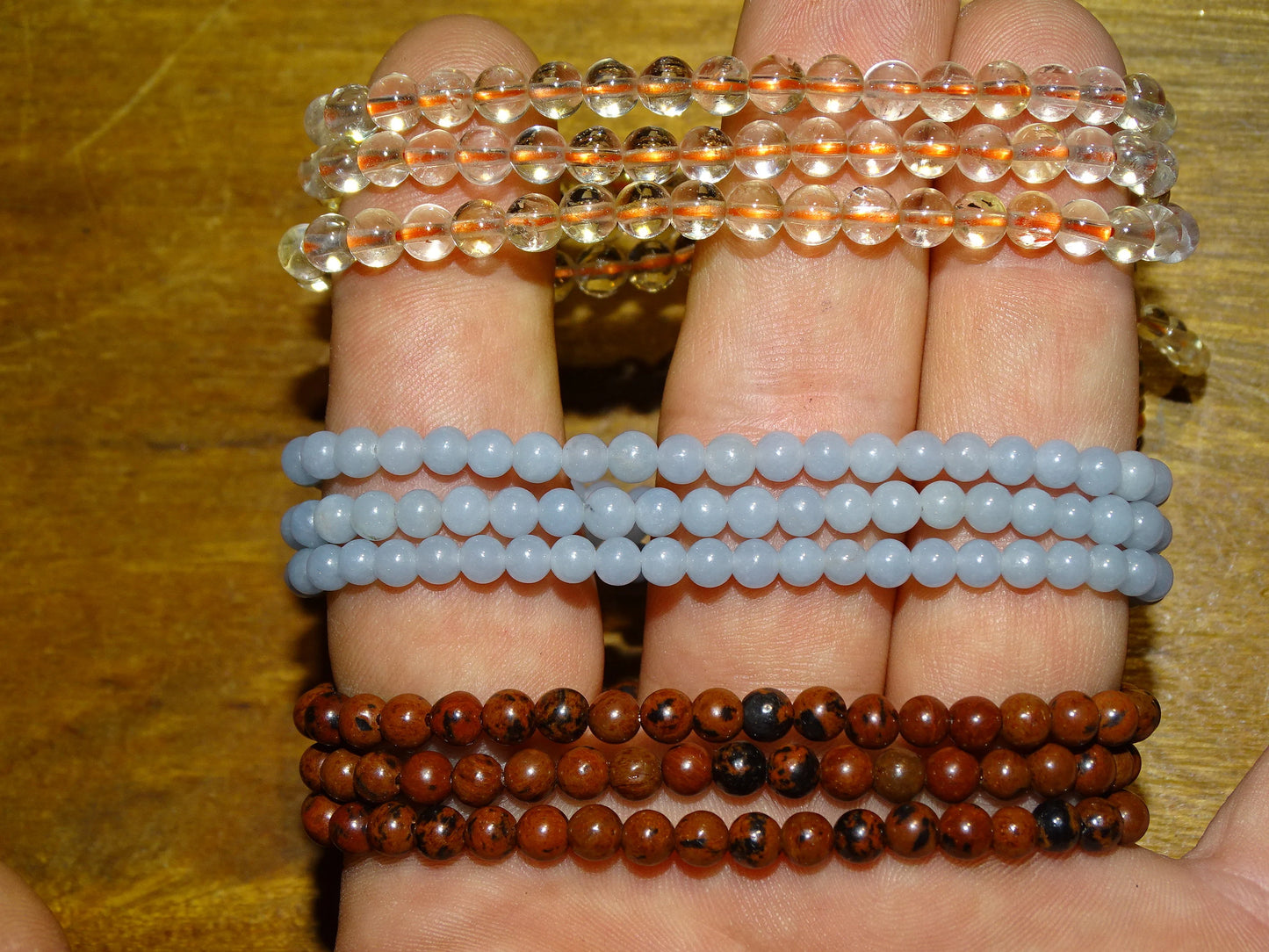 Concept de colliers de 50cm qui se plie en 3 pour faire un bracelet de 3 rangs. Perles de 4, 6 ou 8 mm.Trés ingénieux concept 'fait main' par Gem & Zen. Monté sur élastique de haute résistance, trés bonne qualité de perlage, parfait !