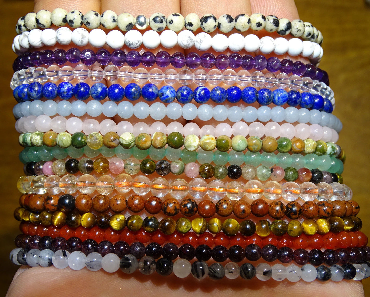 Concept de colliers de 50cm qui se plie en 3 pour faire un bracelet de 3 rangs. Perles de 4, 6 ou 8 mm.Trés ingénieux concept 'fait main' par Gem & Zen. Monté sur élastique de haute résistance, trés bonne qualité de perlage, parfait !