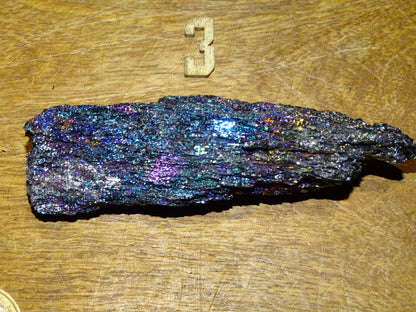Silicium – Spécimens bruts et naturels. Chaque pièce dévoile ses reflets métalliques uniques, disponibles en plusieurs tailles.