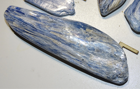 Cyanite disthène, superbe pièce de 130 x 40 x 20mm - 78 grammes. Parfait en collection, bijouterie, exposition...