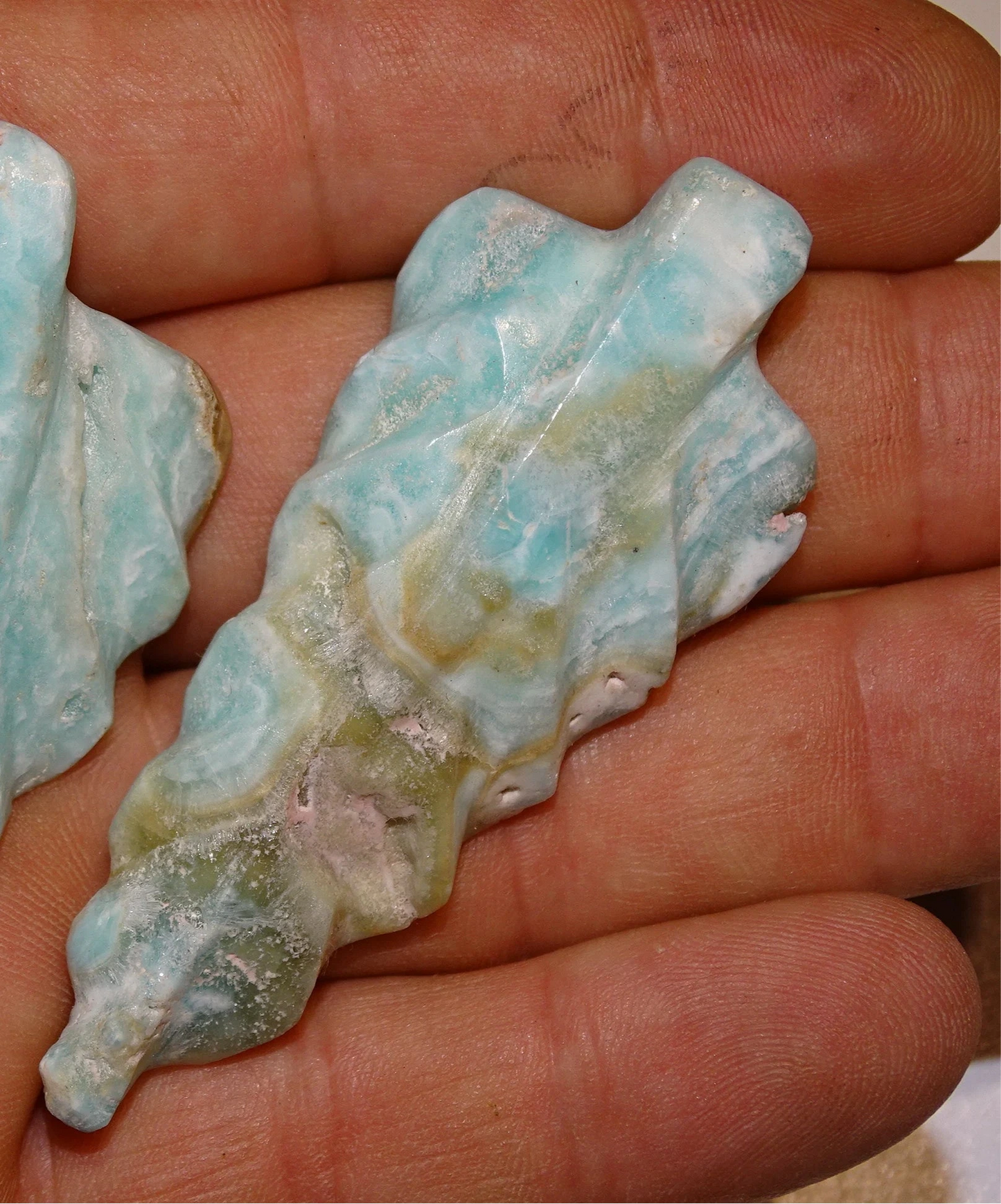 Calcite Aragonite Bleue, superbe feuille de 70 x 30 x 10mm - 20 grammes. Superbe pièce !