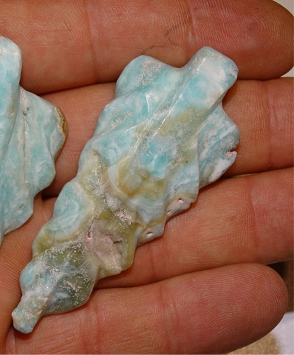 Calcite Aragonite Bleue, superbe feuille de 70 x 30 x 10mm - 20 grammes. Superbe pièce !