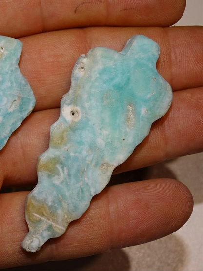 Calcite Aragonite Bleue, superbe feuille de 70 x 30 x 10mm - 20 grammes. Superbe pièce !