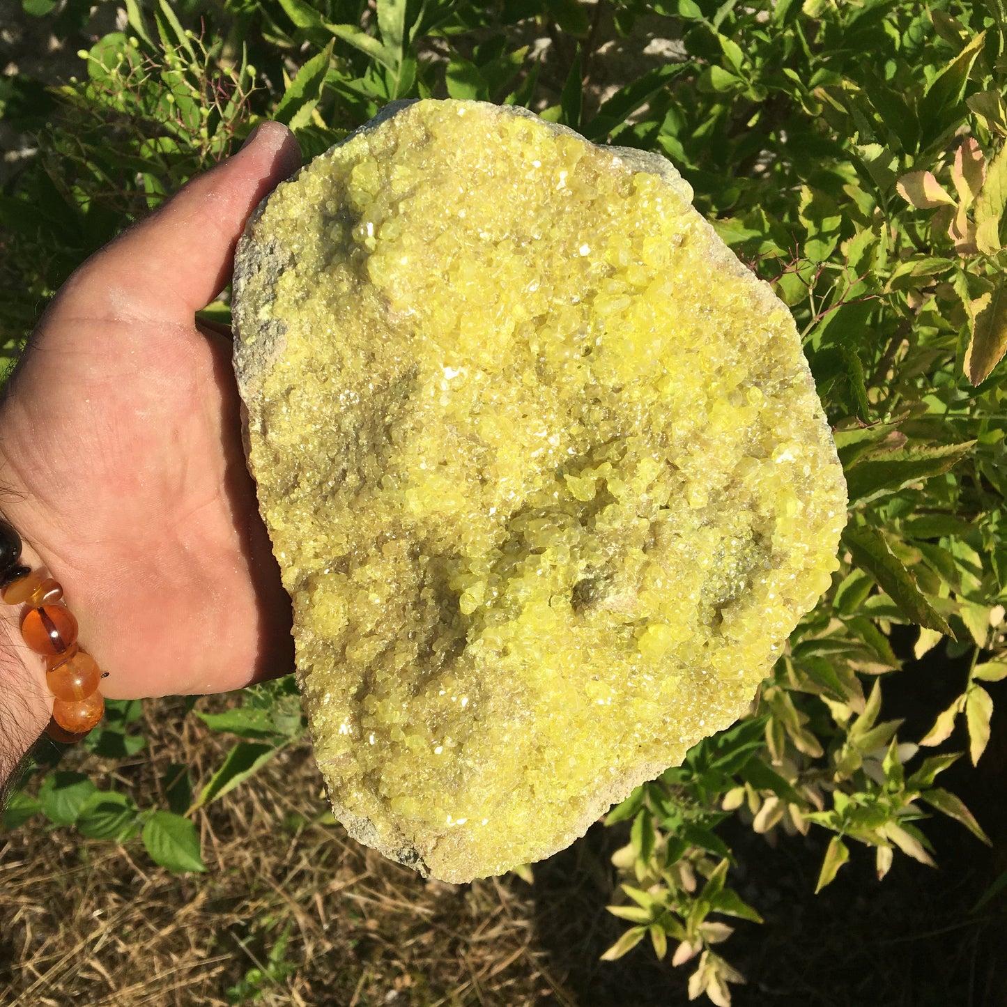 Soufre cristallisé, druse naturelle de 200 x 150 x 70 mm - 1 295 grammes environ. Une merveille de la nature !