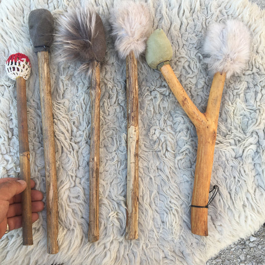 Selection of mallets for shamanic drums, several models to choose from or sold in batches... Each mallet will bring a new sound thanks to the finish of the 'heads', in cotton, hair, split leather...!