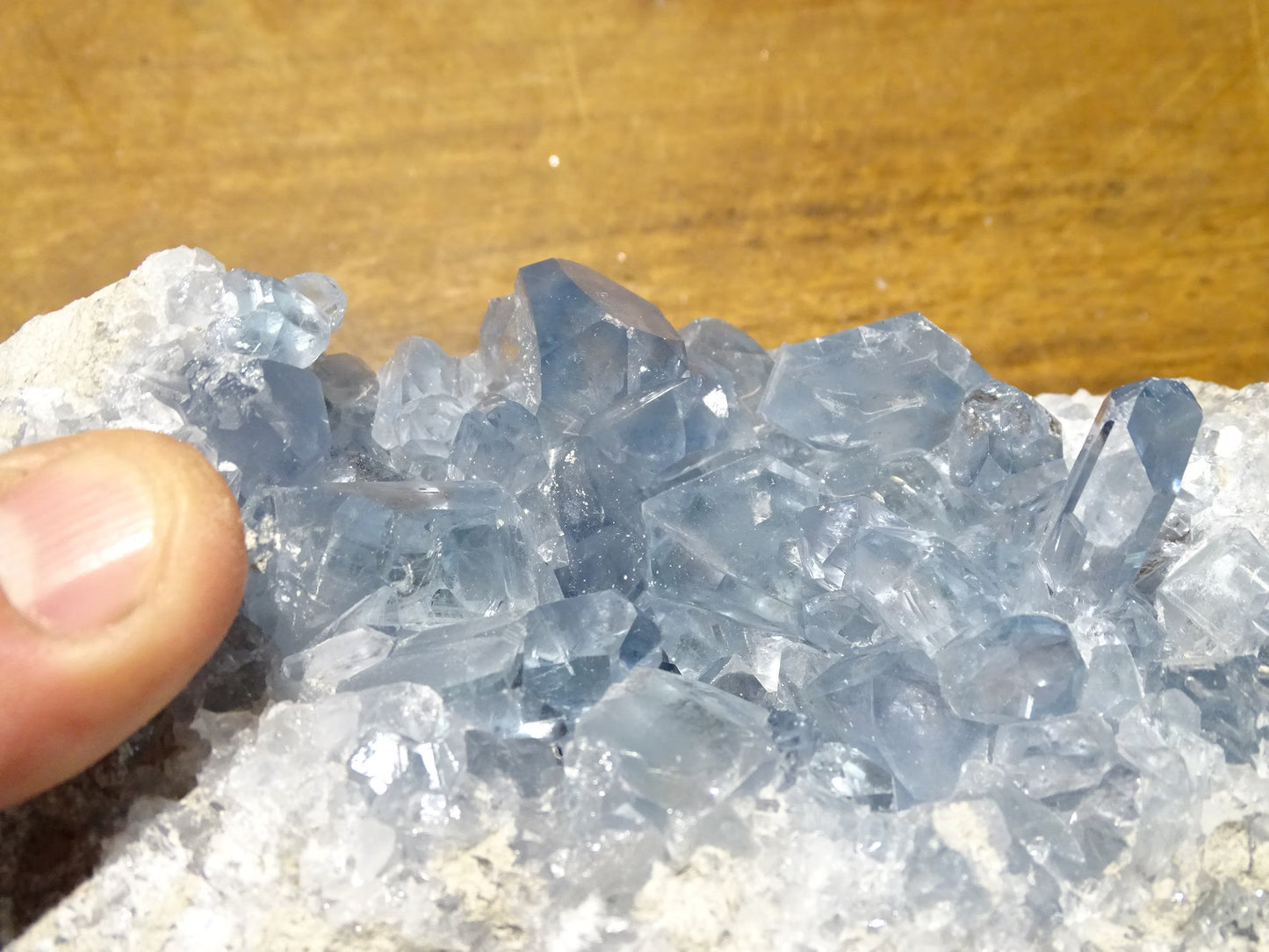 Célestite/ Célestine ou Quartz Bleu, géode de 2,274 kilogrammes, 17 x 10,3 x 9,5 centimètres. Superbe qualité, parfait pour vos collections, expositions...
