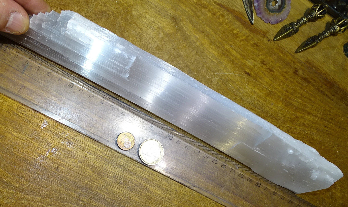 Sélénite, spécimen de taille XL de 34,5 cm x 4,7 x 3,6 - 840 grammes / Superbe pièce aux effets puissants !