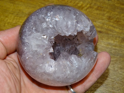 Sphère ouverte en améthyste (Brésil), de 530 grammes - 60 millimètres de diamètre !