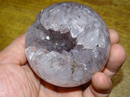 Sphère ouverte en améthyste (Brésil), de 530 grammes - 60 millimètres de diamètre !