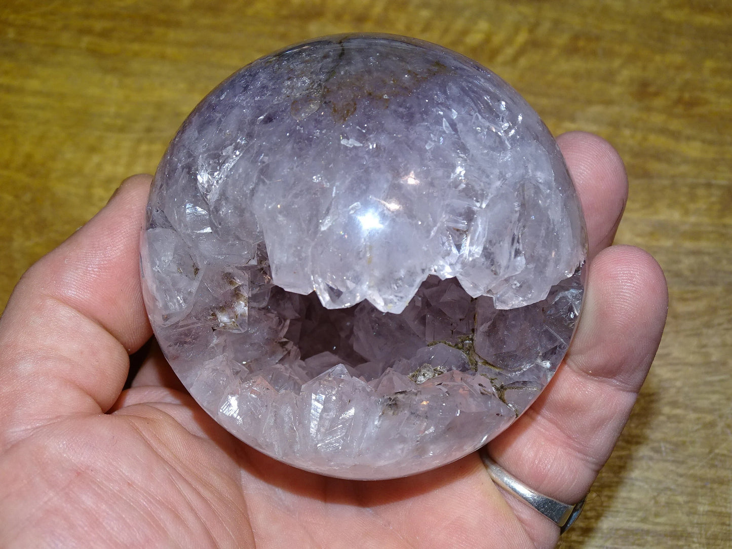 Sphère ouverte en améthyste (Brésil), de 530 grammes - 60 millimètres de diamètre !