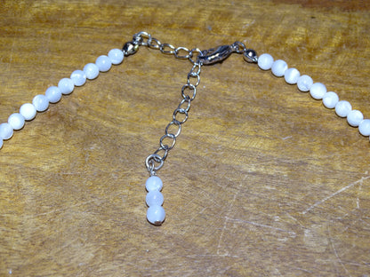Nacre, collier de 42 centimètres avec plumes. Perles rondes de 6 millimètres, montées sur fil d'acier de haute résistance, fait par Gem & Zen !